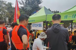 卢：由于鲍威尔缺阵 塔克有机会上场 今日他的防守不错